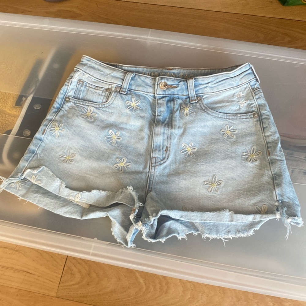 American Eagle Loght Wash Flower embroidered Jean shorts